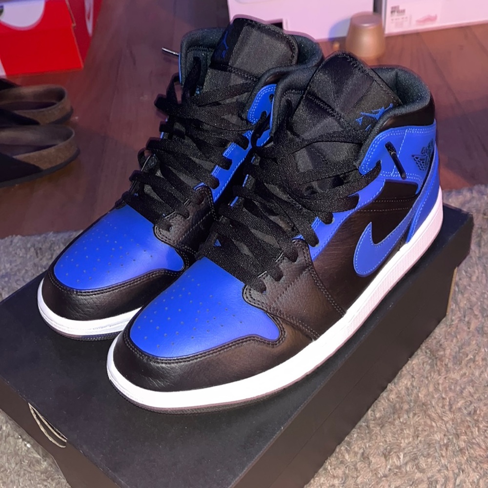 Air Jordan 1 mid hyper royal